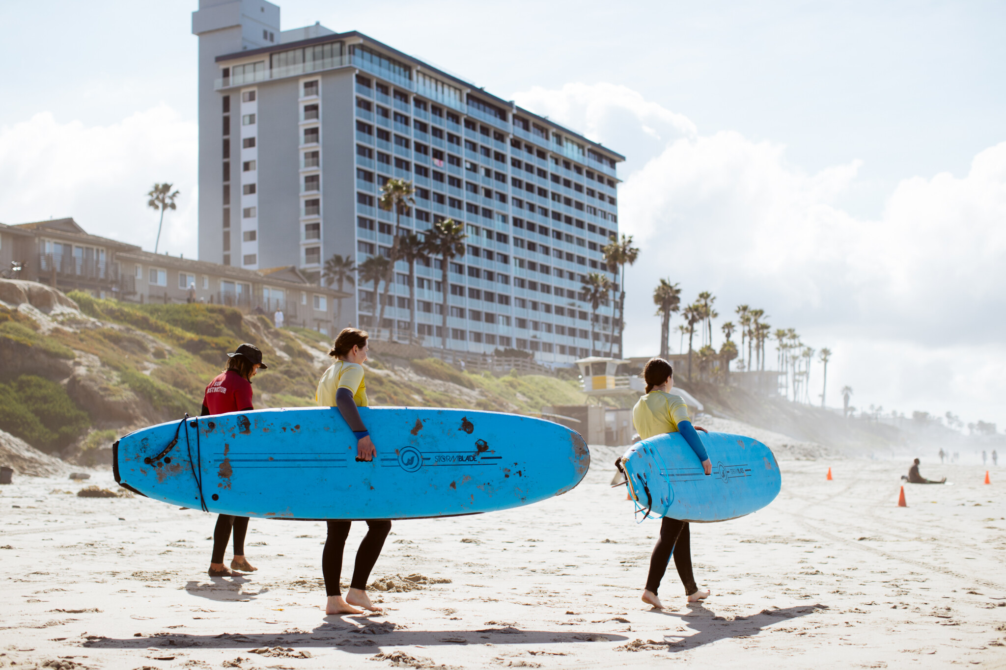How Surf Lessons Enhance Knowledge and Safety