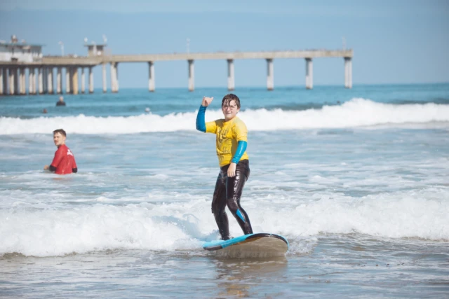 Shaka and ride on! 🌊🤙 Just another epic day at Pacific Beach — waves, stoke, and endless smiles. #PacificBeachVibes #SurfLife #shakastyle 
🌐 Website: www.sandiegosurfingschool.com
.
☎️ PB Office: (858) 205-7683
☎️ OB Office: (619) 987-0115
.
#SanDiegoSurfSchool
.
.
.
.
.
#SDSSfamily #SanDiego #PacificBeach #OceanBeach
#SoCal #WestCoast #SurfLessons #SummerCamp
#SurfClass #Summer #MissionBeach #SDSurfTribe
#SurfOfTheDay #SummerVibes #CaliforniaLifestyle
#SanDiegoSurf #SurfCoach #SDsurf #SanDiegoLiving
#SoCalLiving #SDLiving #SurfIsLife #surfvibes #surf